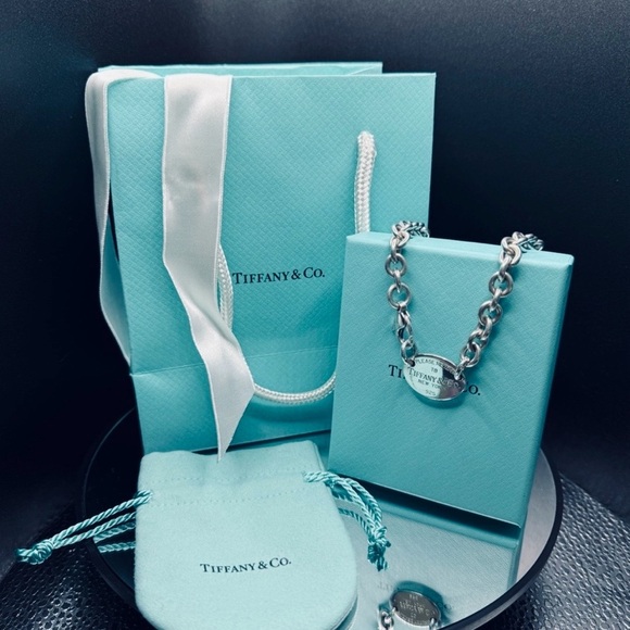 Authenticated Tiffany & Co. Return to Tiffany Oval Tag Necklace Sterling Silver - Picture 5 of 10